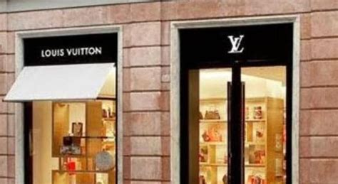 negozio interno louis vuitton parigi|Usano l'auto come ariete per sfondare la porta e svaligiano la .